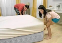 Intex Supreme Air Flow Luchtbed - Queensize (152 Cm) 20 Intex Supreme Air Flow Luchtbed - Queensize (152 Cm) -Bo-Camp Winkel 1320 1900 64490 inuse1 2020 300